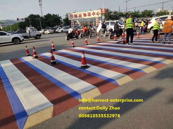 Suprafață anti-alunecare colorată la intersecția drumului